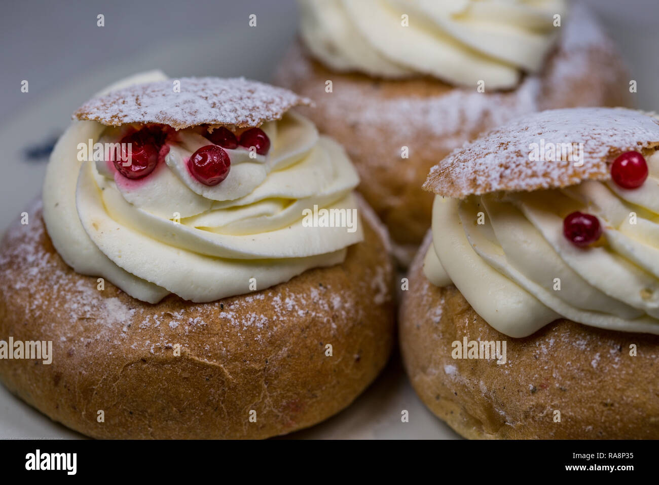 Close-Up di Swedish Semla dolci con mirtilli rossi sul tavolo di legno Foto Stock
