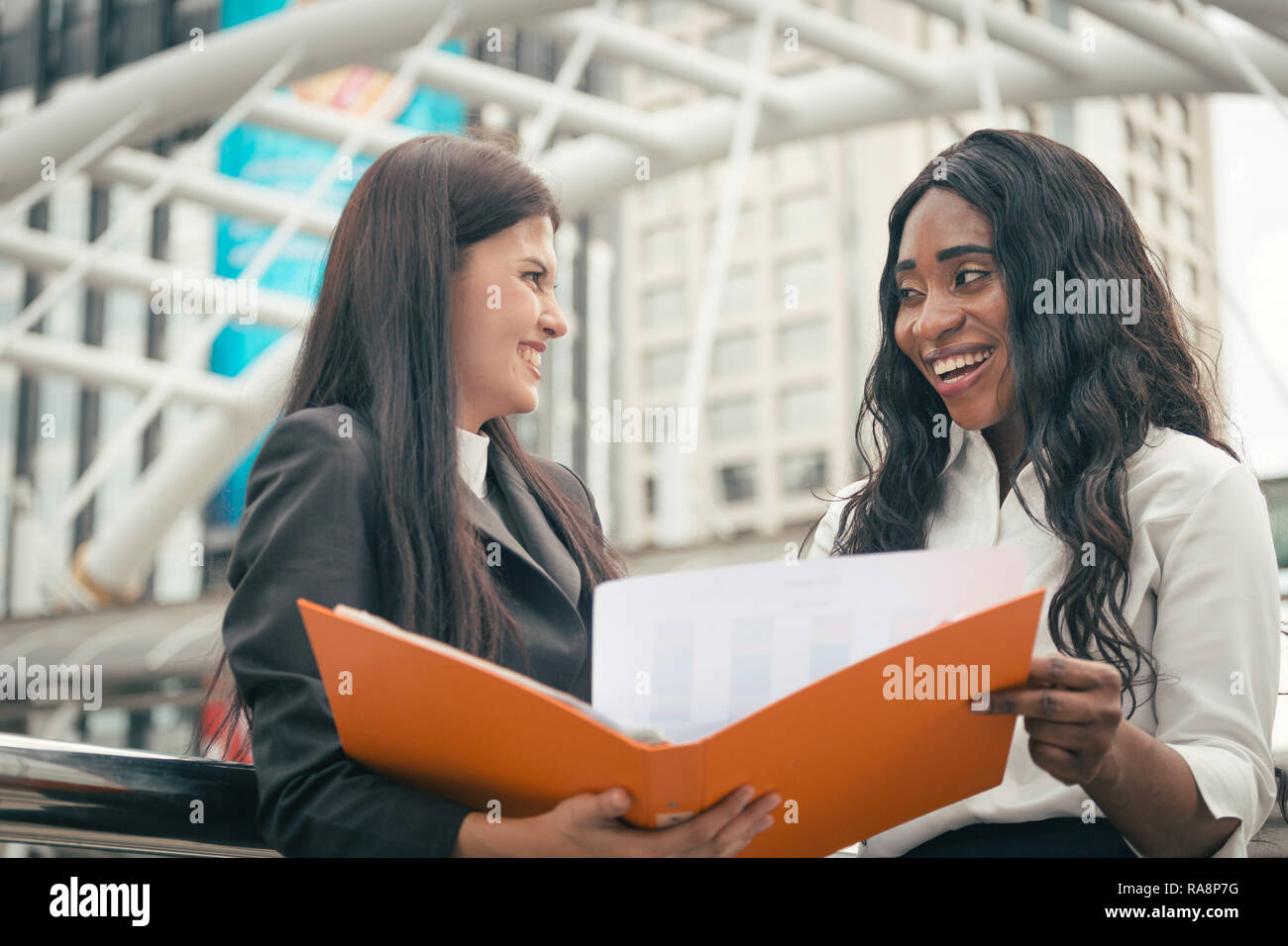 Parlando di lavoro tra nero ragazza e la ragazza asiatica Foto Stock