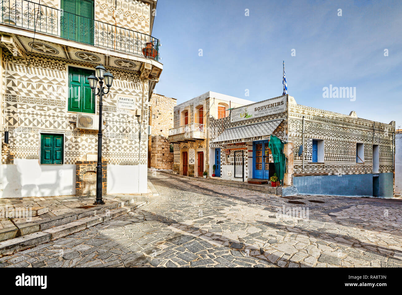 Case tradizionali decorate con il famoso scratch geometrica patterns in mastice medievale Borgo di Pyrgi sull isola di Chios, Grecia Foto Stock