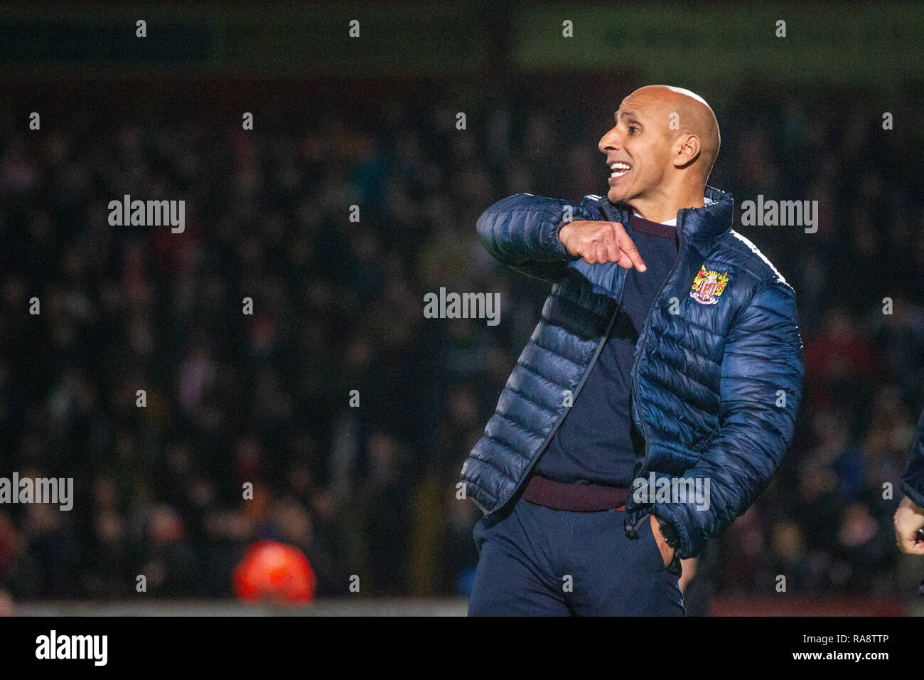 Dino Maamria in piedi nel settore tecnico della squadra di casa piroga a Stevenage FC, Lamex Stadium, Broadhall Way, Stevenage Foto Stock