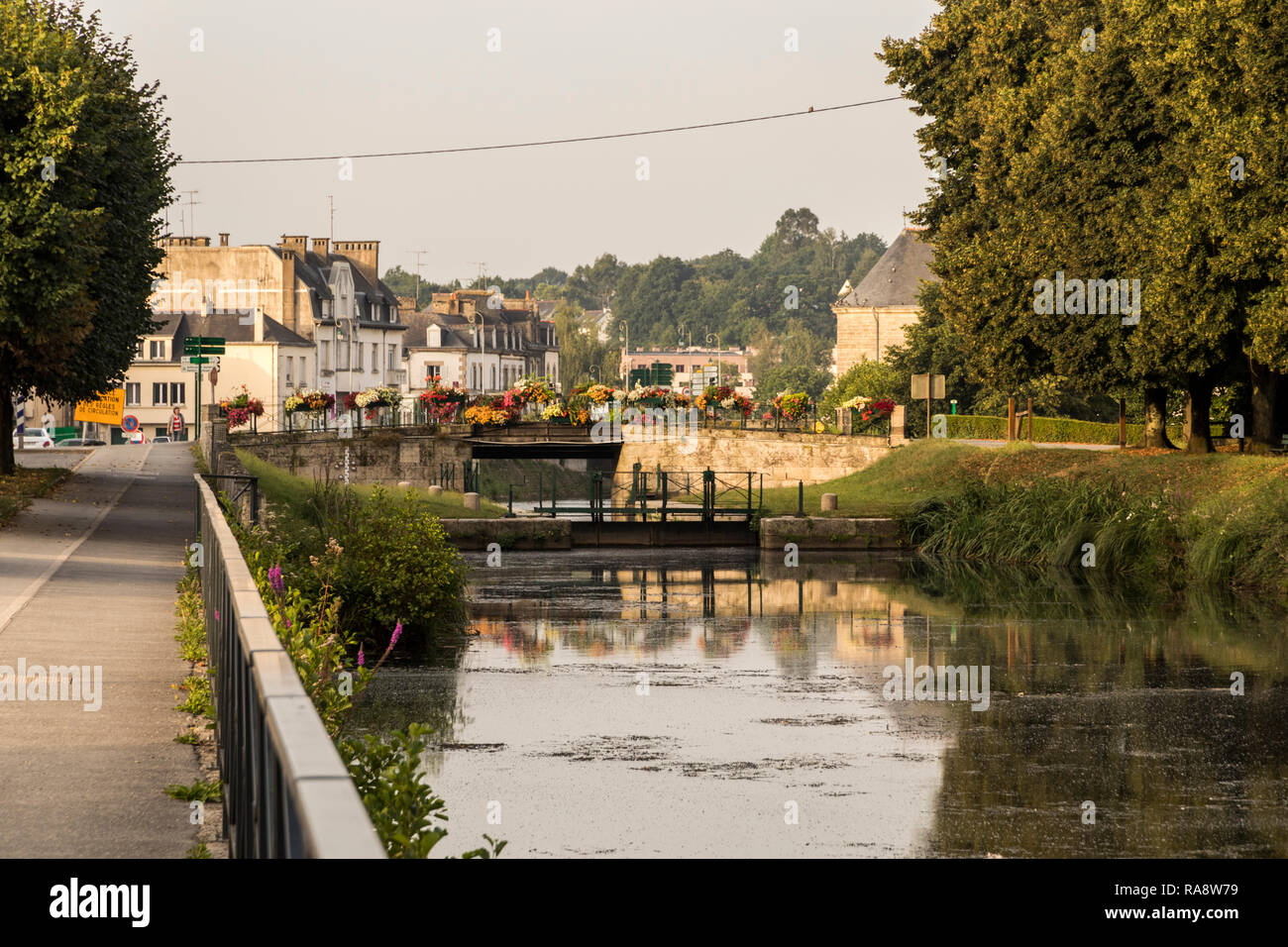 Pontivy, Francia. Vedute del fiume Blavet, con il Nantes Brest Canal, su una bella mattina d'estate Foto Stock