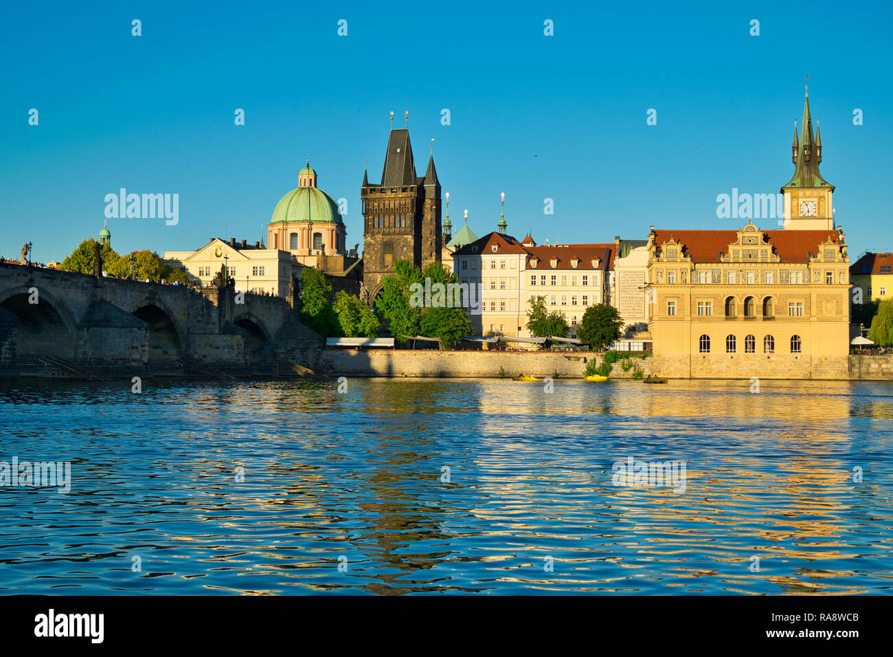 Ponte Carlo sul fiume Moldava della città di Praga in una giornata di sole. Mattina fresca nella città vecchia di Praga. Destinazione di viaggio ceca. Foto Stock