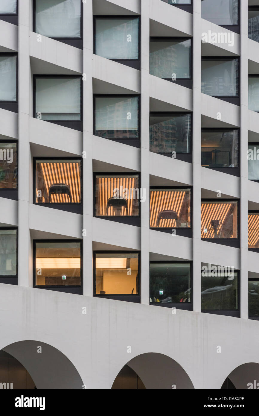 Persona che esercita in un alto edificio palestra come visto dal di fuori, Hong Kong Foto Stock