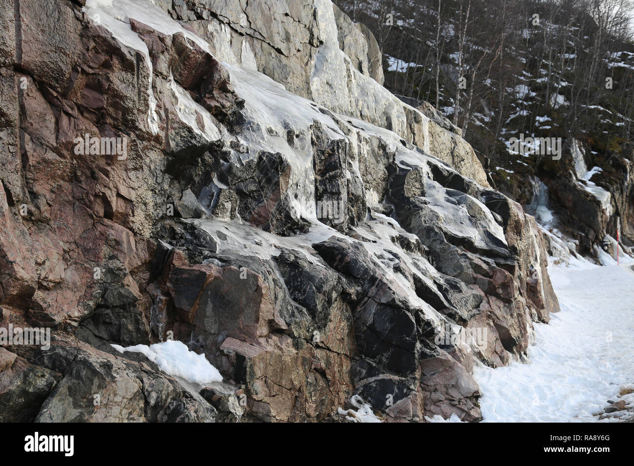 Cascate gelate ghiaccioli su roccia Foto Stock