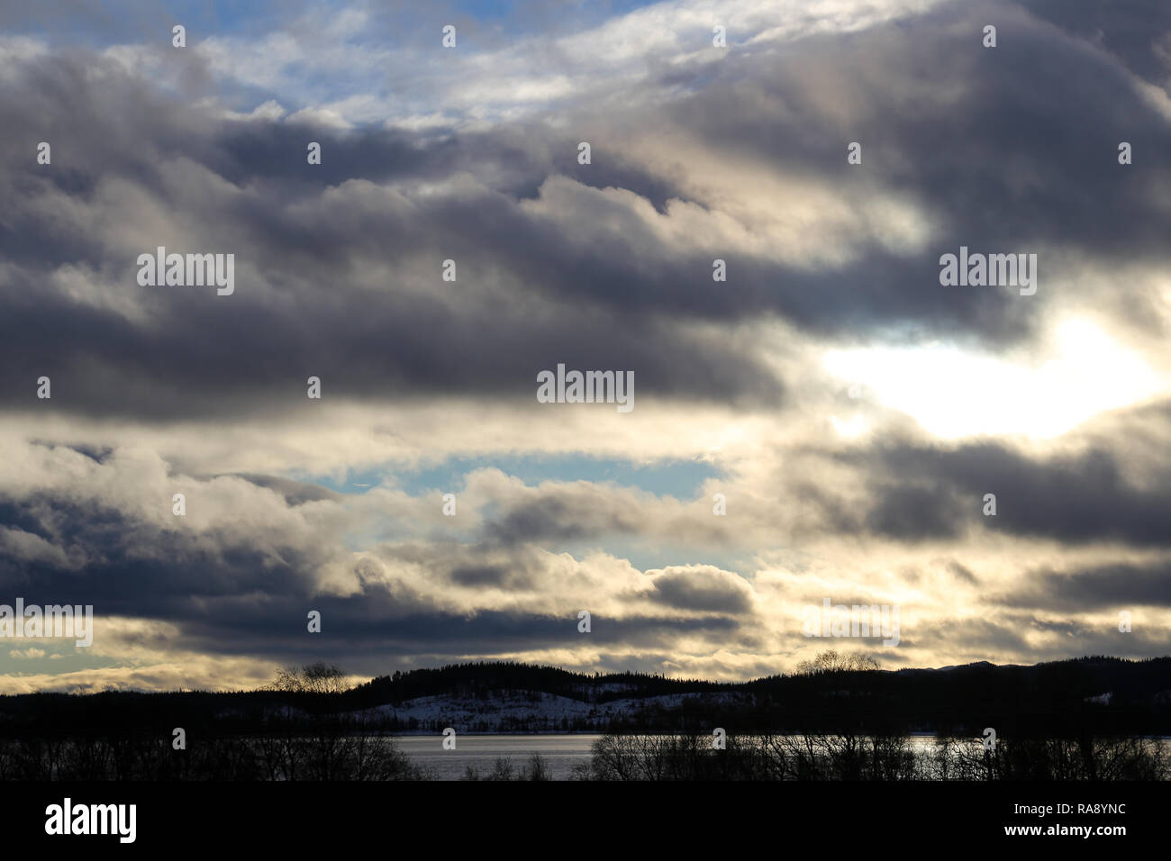 Inverno drammatico nuvole sopra il lago Foto Stock