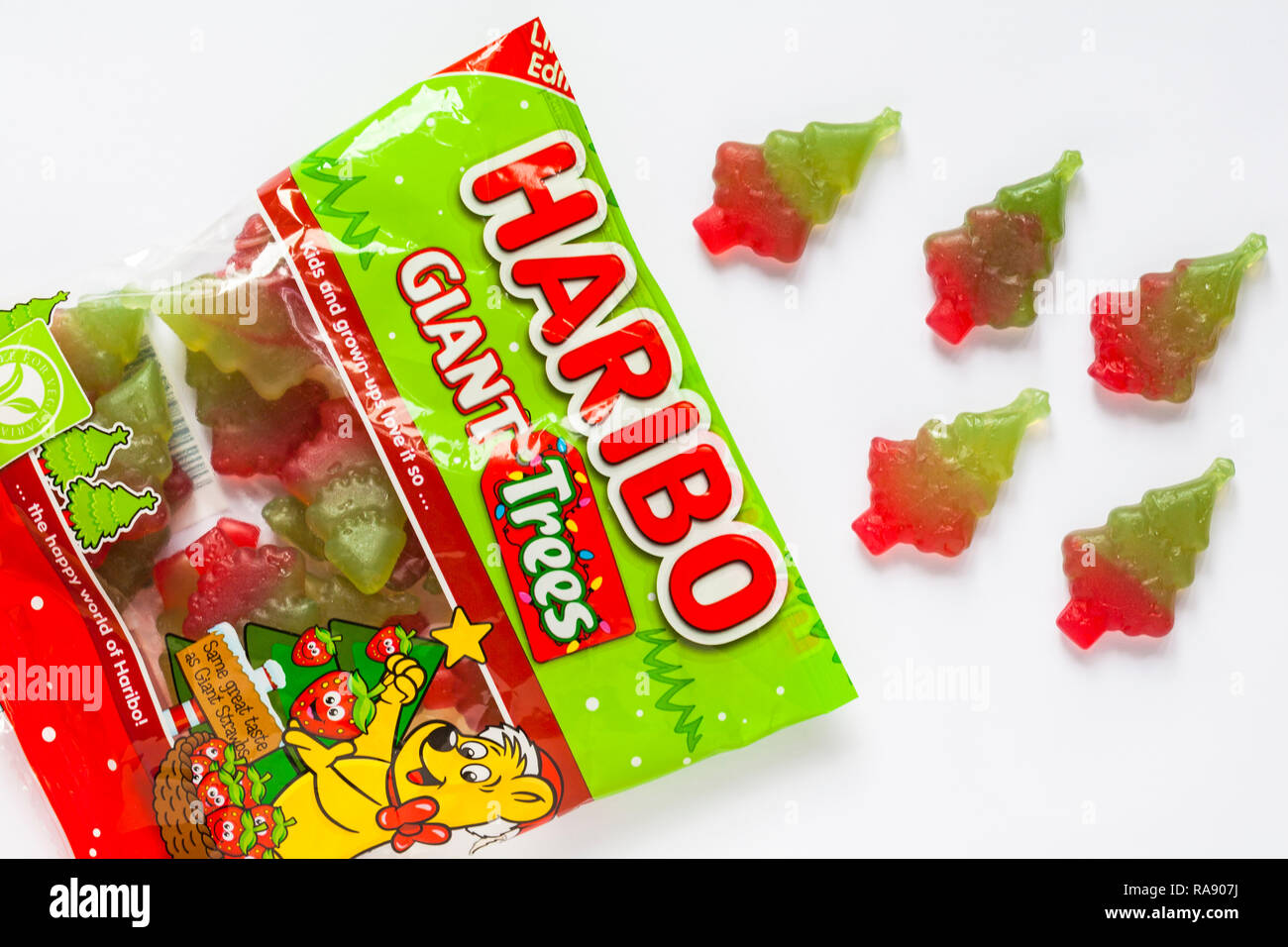 Il pacchetto di Limited Edition Haribo alberi giganti aperto con contenuto versato versato pronto per il set di Natale su sfondo bianco Foto Stock
