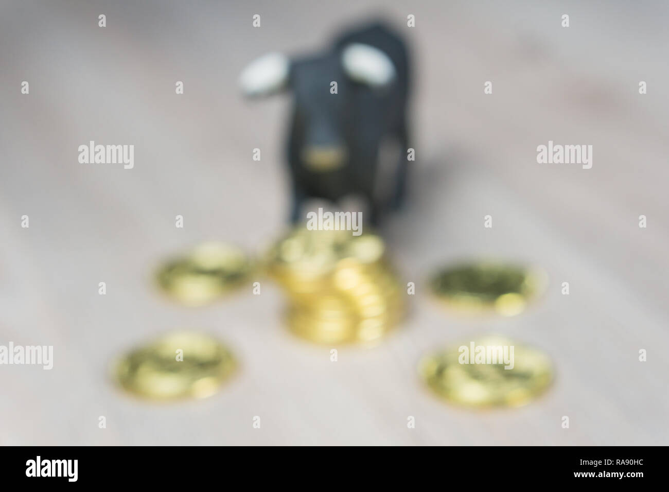 Il mercato Bull in moneta crypto. Bull accanto alla pila di monete bitcoin in blur Foto Stock