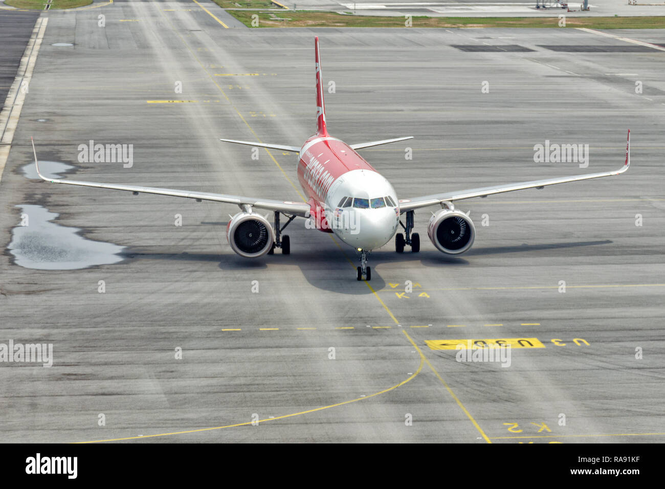 La Malesia, l'Aeroporto Internazionale di Kuala Lumpur (KLIA), 04-03-2018: aereo da AirAsia compagnia aerea in aeroporto, Vista frontale. Foto Stock