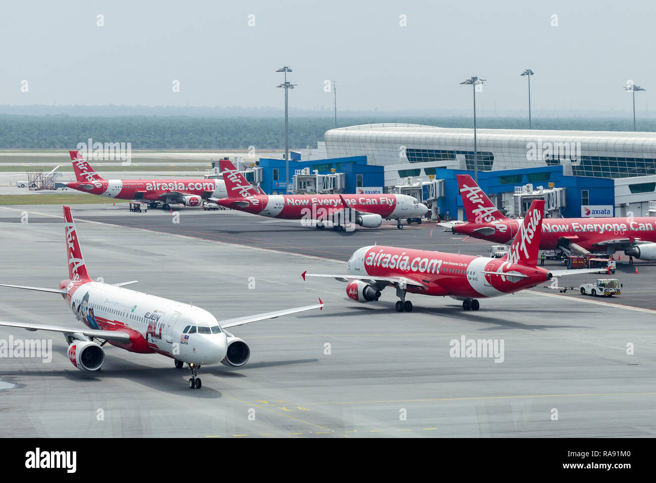 La Malesia, l'Aeroporto Internazionale di Kuala Lumpur (KLIA), 04-03-2018: aereo dalla compagnia aerea AirAsia parcheggiata in aeroporto. Foto Stock