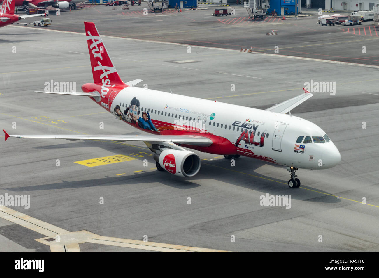 La Malesia, l'Aeroporto Internazionale di Kuala Lumpur, 2018-04-03: AirAsia Airlines aereo all'aeroporto, vicino. Foto Stock