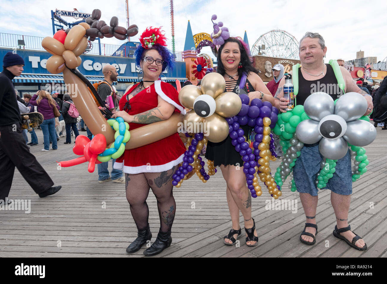 Tre persone in costumi con palloncini sulla Coney Island boardwalk prima l annuale Polar Bear Club Capodanno nuotare a Coney Island, New York. Foto Stock