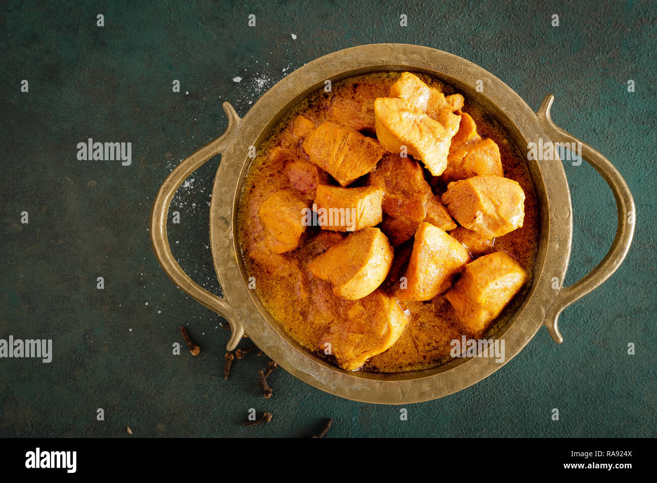 Pollo al curry masala, carne piccante. Il giallo il pollo di salsa al curry. Pollo al curry piccante piatto. Tradizionale cibo indiano, cucina asiatica. Vista superiore Foto Stock