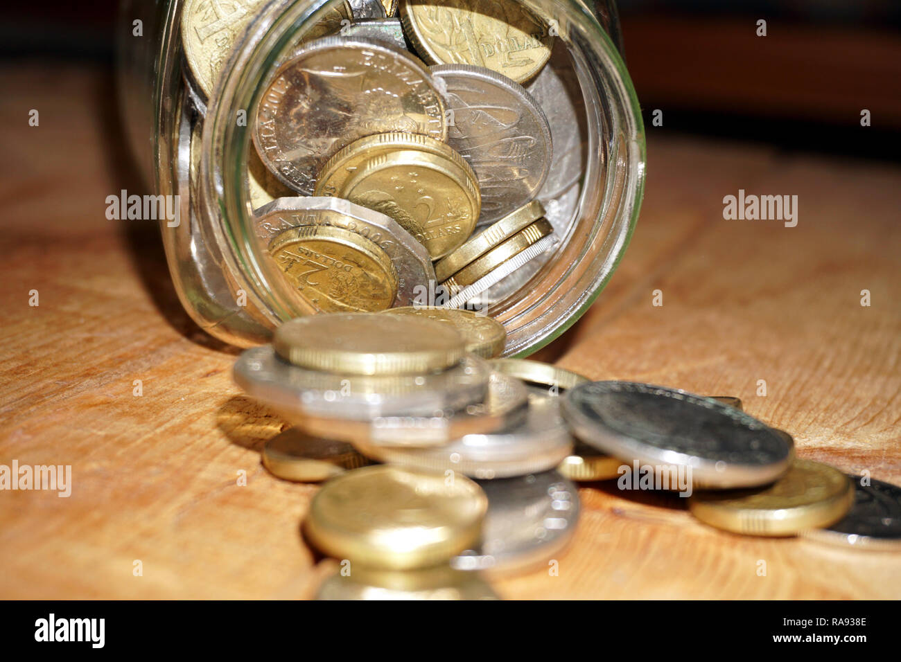 Prendendo delle monete dal vaso di risparmio Foto Stock