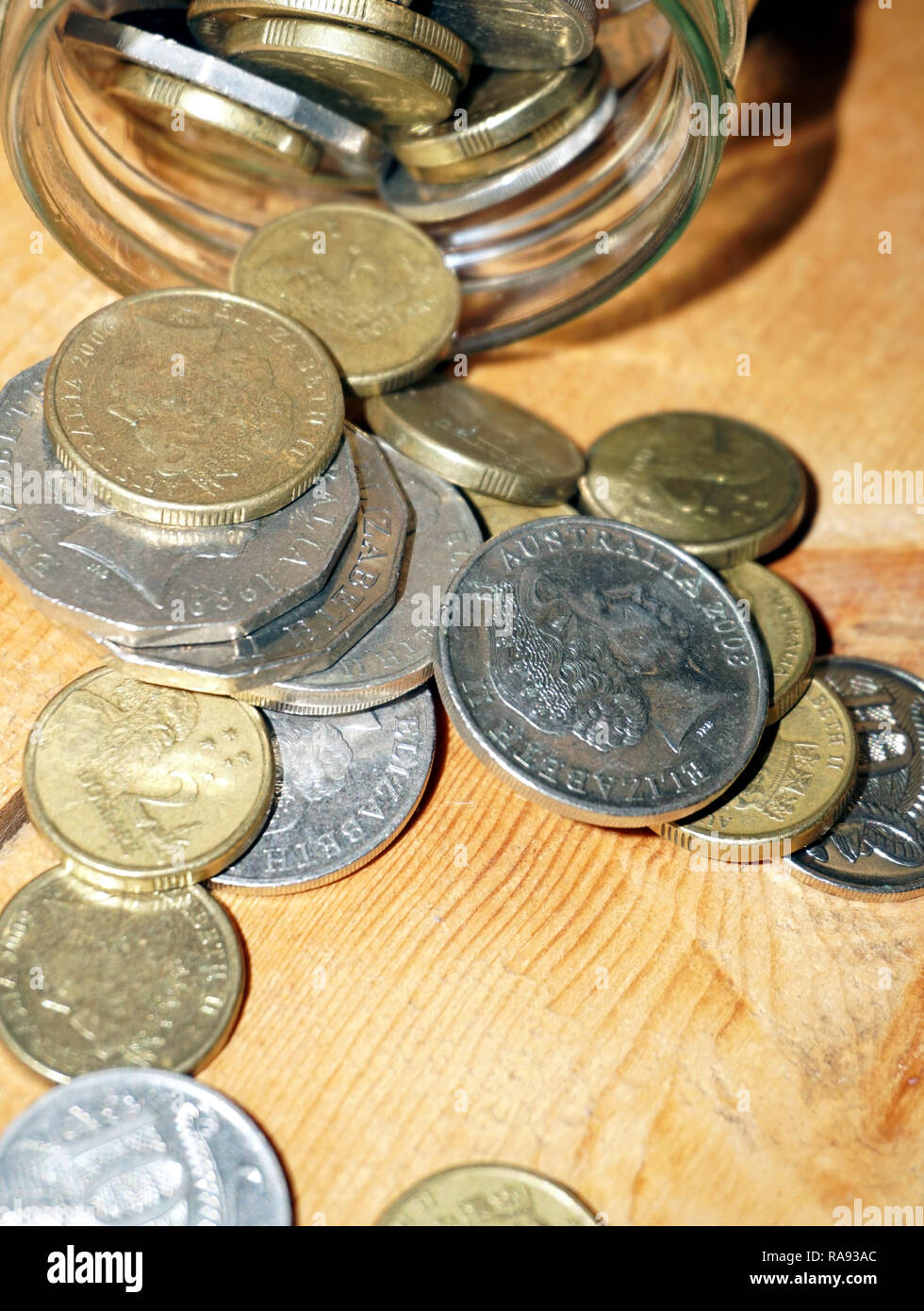 Prendendo delle monete dal vaso di risparmio Foto Stock