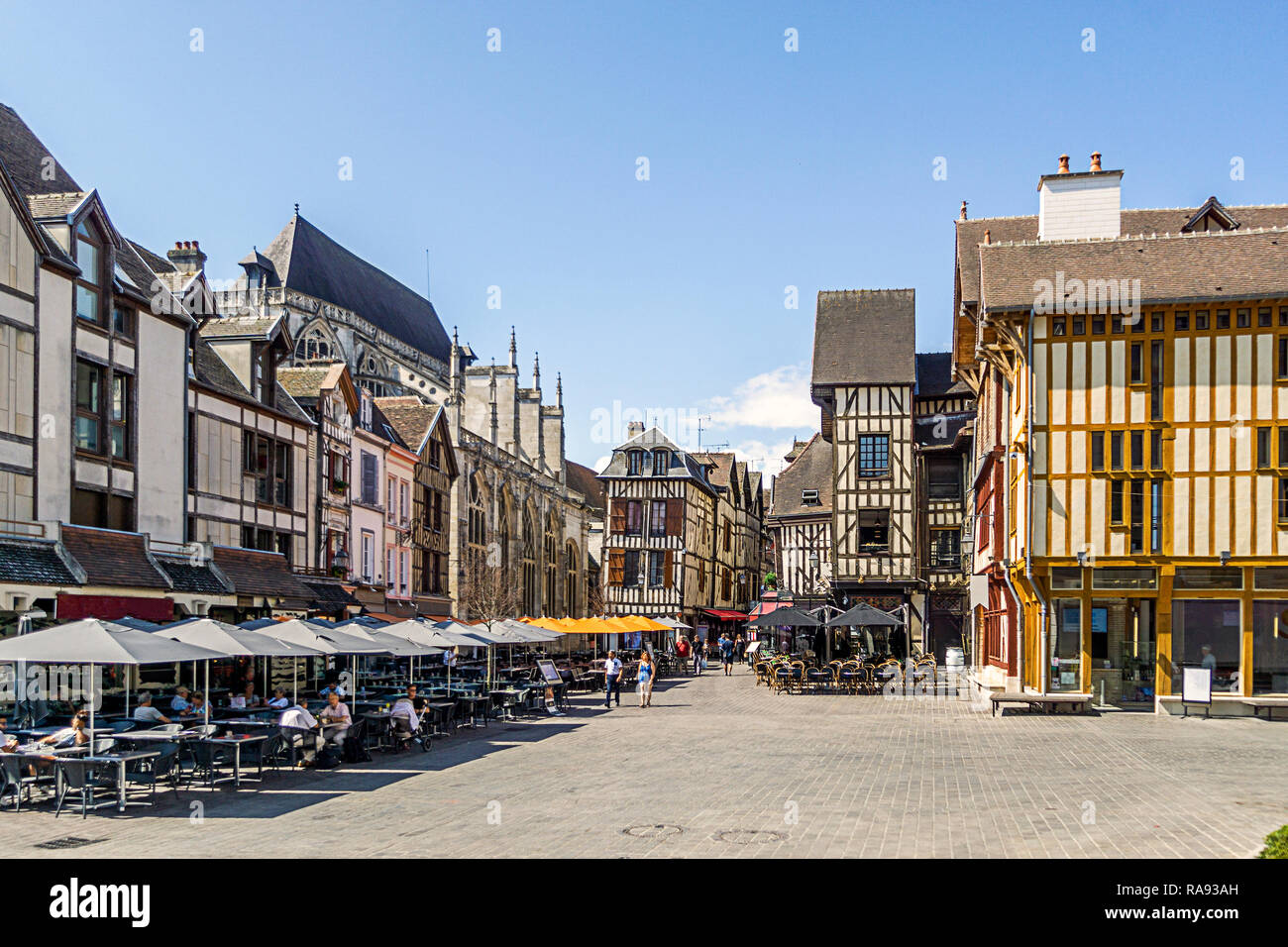 Graticcio case medievali presso la piazza del mercato di Troyes, Aube, Francia Foto Stock