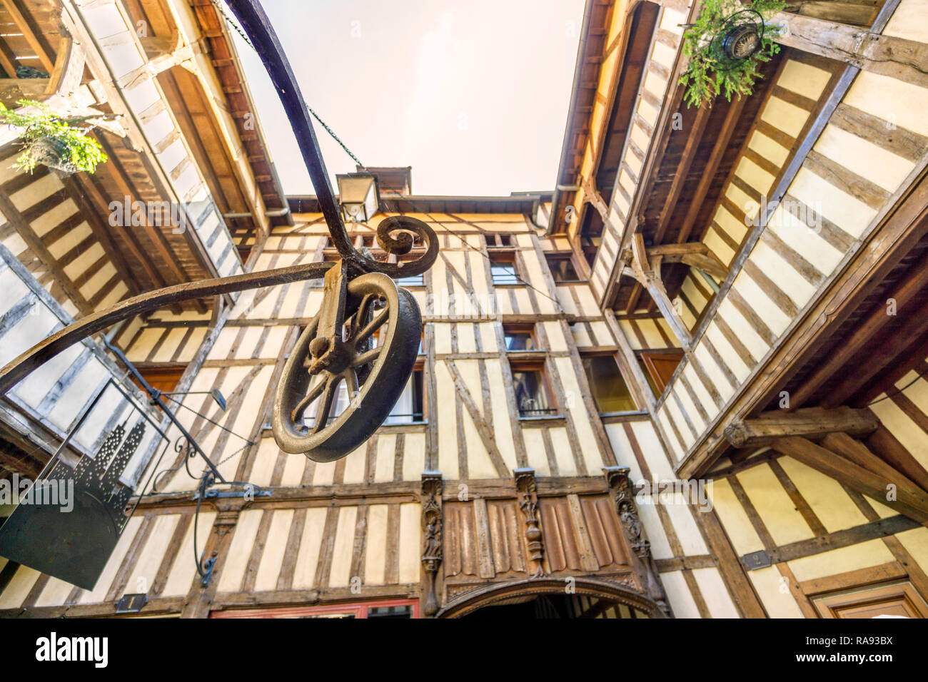 Cortile medievale circondata da metà case con travi di legno con pozzetto in mezzo di essa, Troyes, Aube, Francia Foto Stock