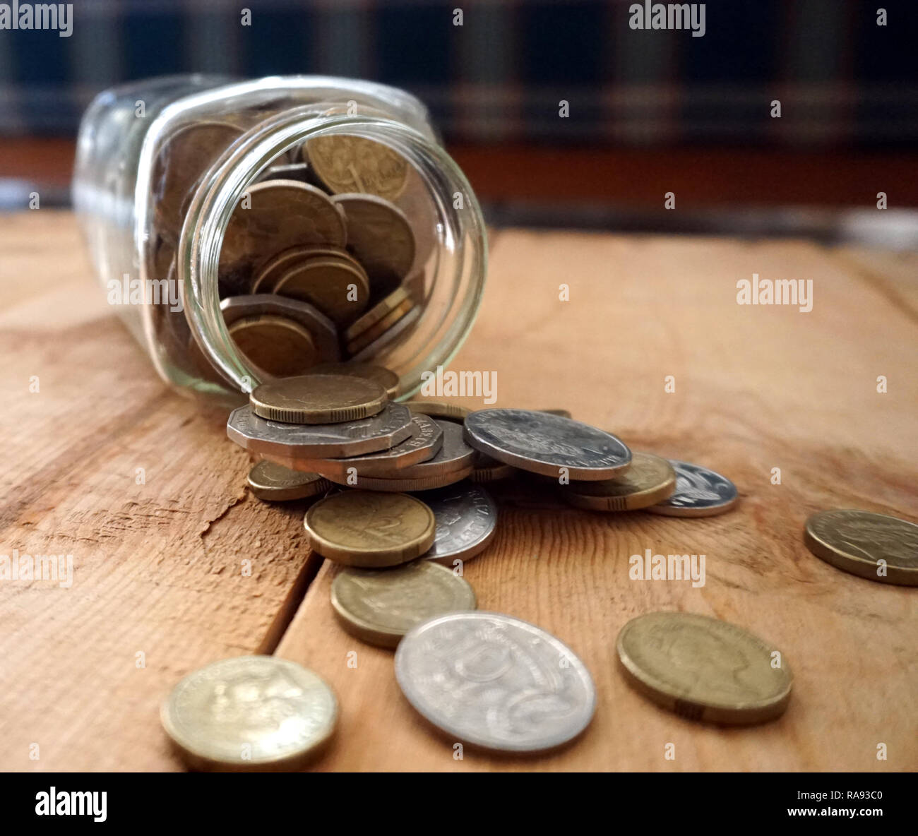 Prendendo delle monete dal vaso di risparmio Foto Stock