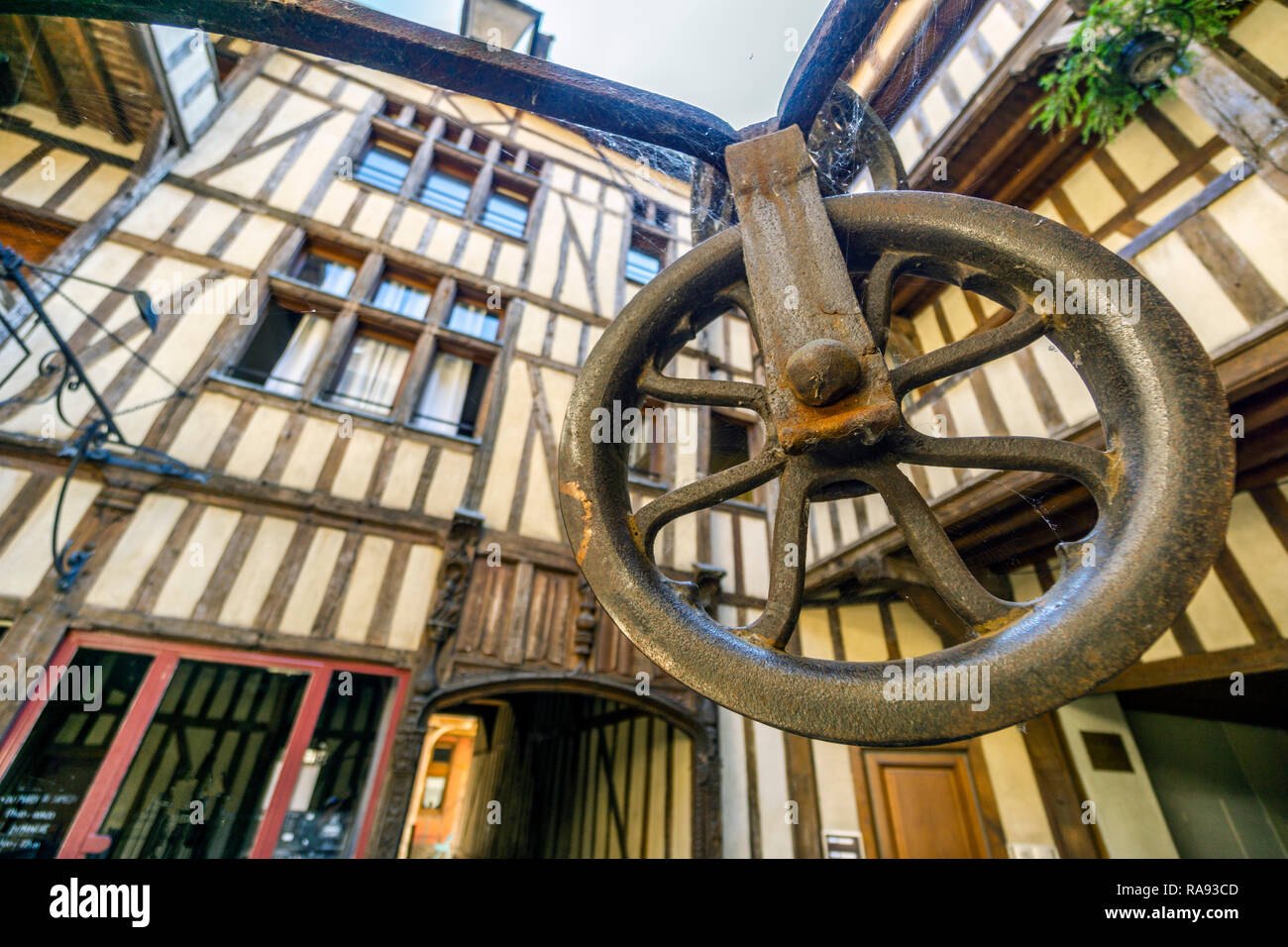 Cortile medievale circondata da metà case con travi di legno con pozzetto in mezzo di essa, Troyes, Aube, Francia Foto Stock