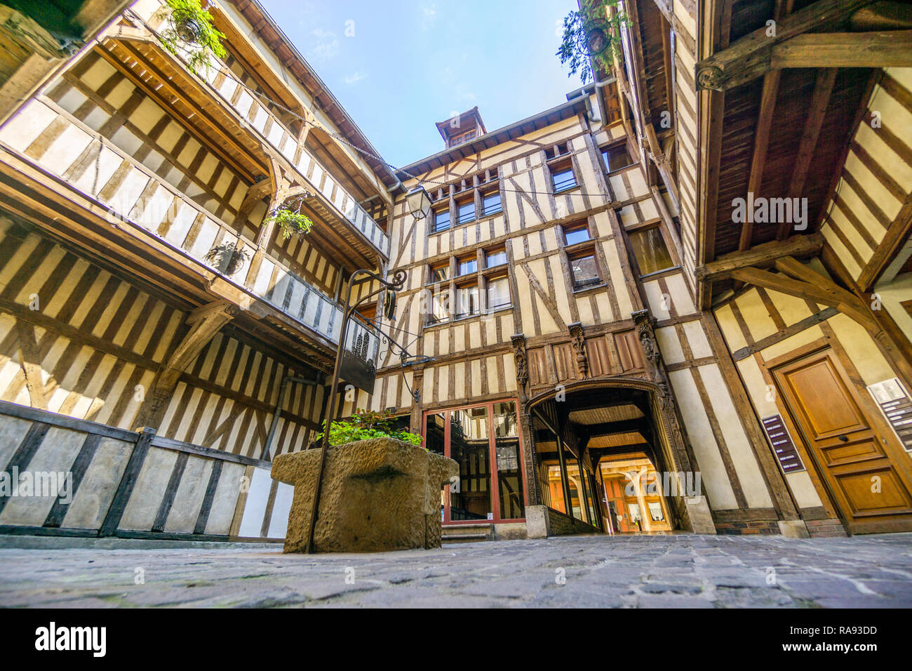 Cortile medievale circondata da metà case con travi di legno con pozzetto in mezzo di essa, Troyes, Aube, Francia Foto Stock