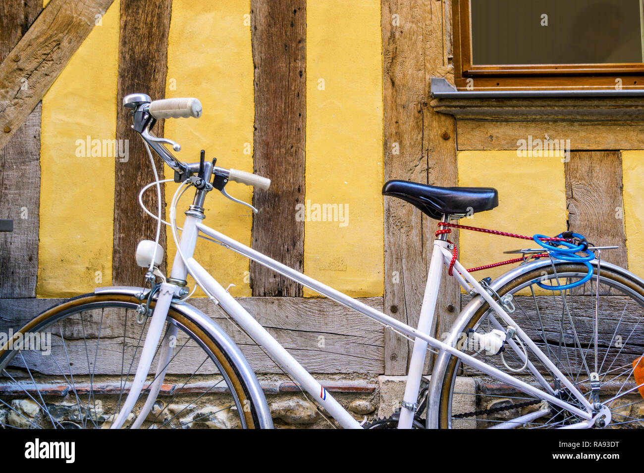 Vintage, bicicletta bianco nella parte anteriore del vecchio, giallo, graticcio casa di Troyes, Francia Foto Stock