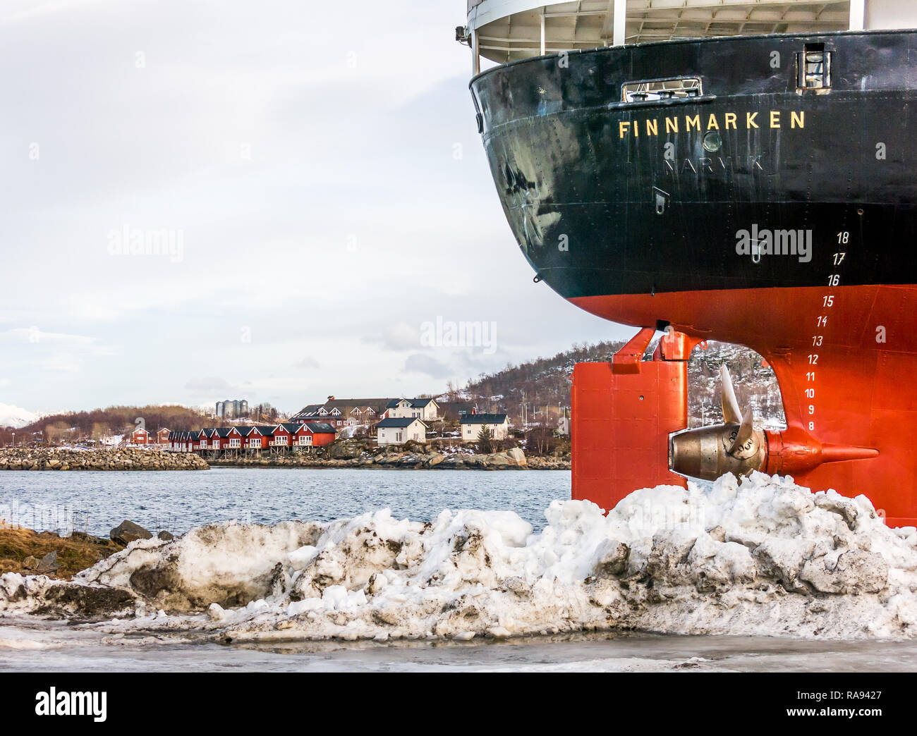 La poppa della vecchia crociera Hurtigruten nave MS Finnmarken con timone ed elica in banchina di Stokmarknes, Hadseloya, Vesteralen, Nordland, Norvegia Foto Stock