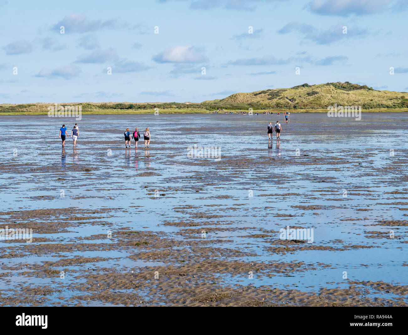 Gruppo di persone piana di fango escursionismo sul mare di Wadden a bassa marea dalla Frisia per West Frisone isola Ameland, Paesi Bassi Foto Stock