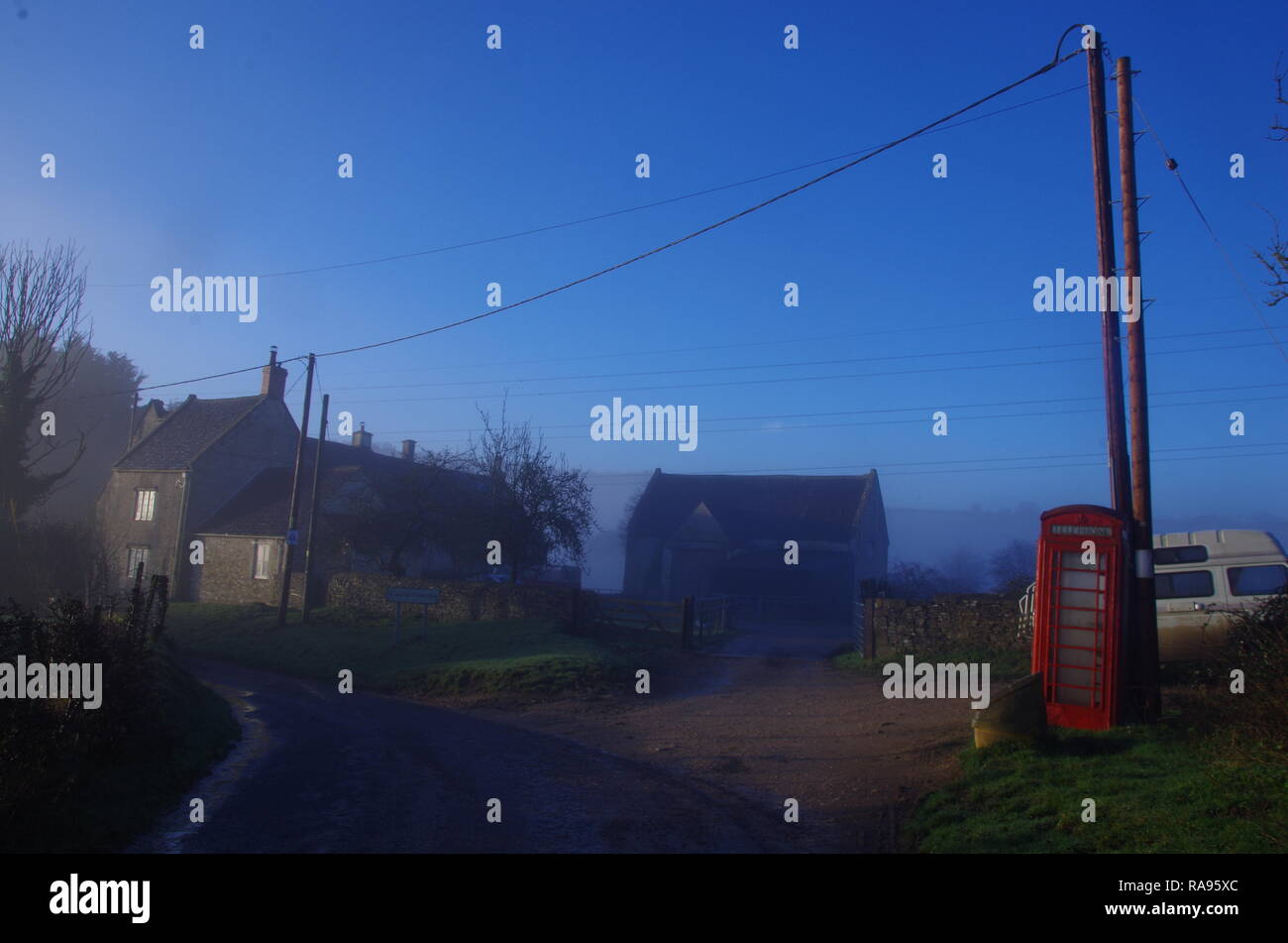 Telefono rosso scatola. Slaughterford. La Macmillan modo. A lunga distanza trail. Wiltshire. In Inghilterra. Regno Unito Foto Stock