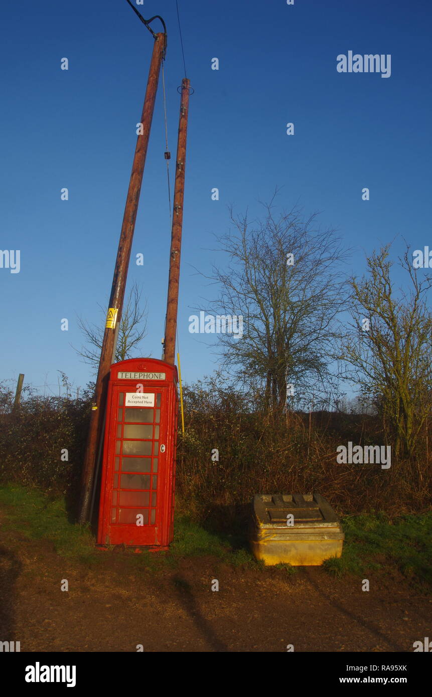 Telefono rosso scatola. Slaughterford. La Macmillan modo. A lunga distanza trail. Wiltshire. In Inghilterra. Regno Unito Foto Stock
