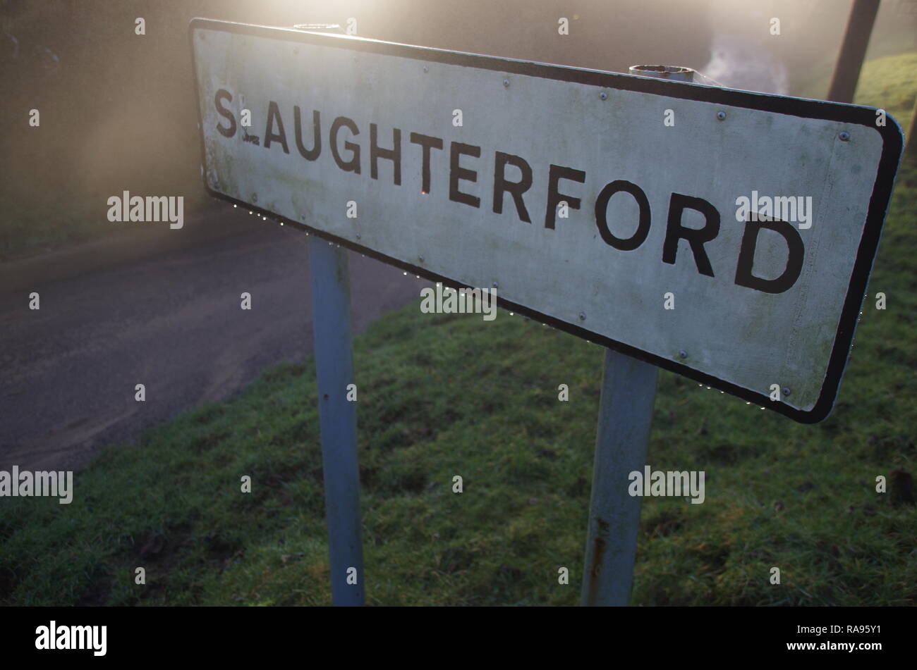 Slaughterford. La Macmillan modo. A lunga distanza trail. Wiltshire. In Inghilterra. Regno Unito Foto Stock