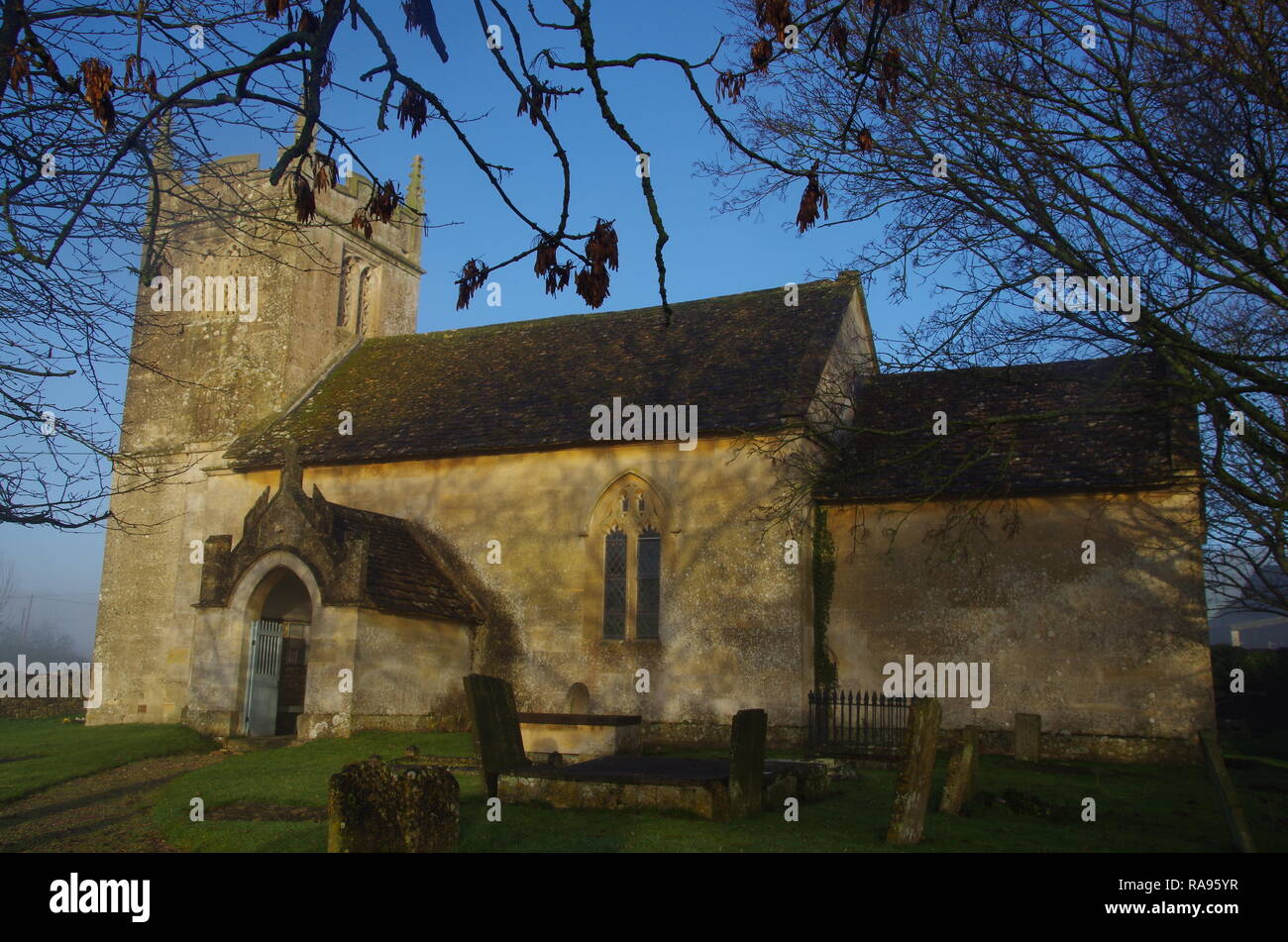 La chiesa di San Nicola. Slaughterford. La Macmillan modo. A lunga distanza trail. Wiltshire. In Inghilterra. Regno Unito Foto Stock