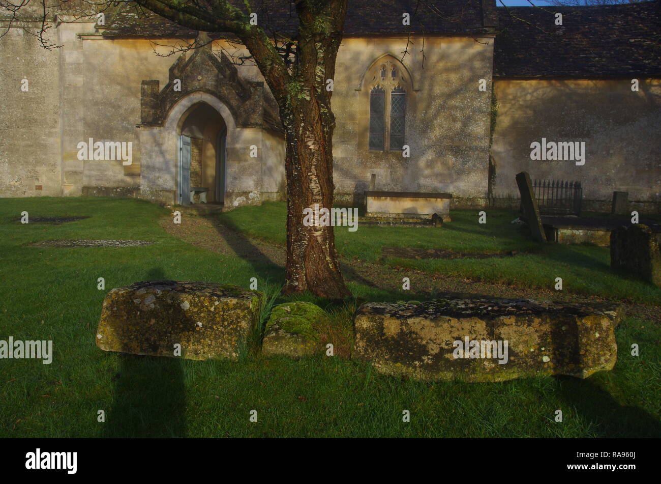 La chiesa di San Nicola. Slaughterford. La Macmillan modo. A lunga distanza trail. Wiltshire. In Inghilterra. Regno Unito Foto Stock