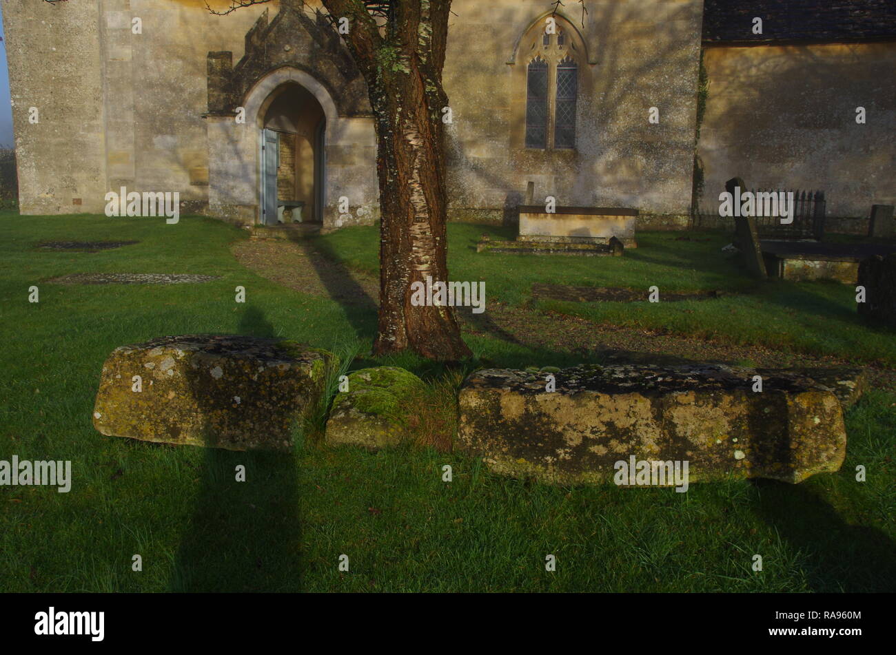 La chiesa di San Nicola. Slaughterford. La Macmillan modo. A lunga distanza trail. Wiltshire. In Inghilterra. Regno Unito Foto Stock