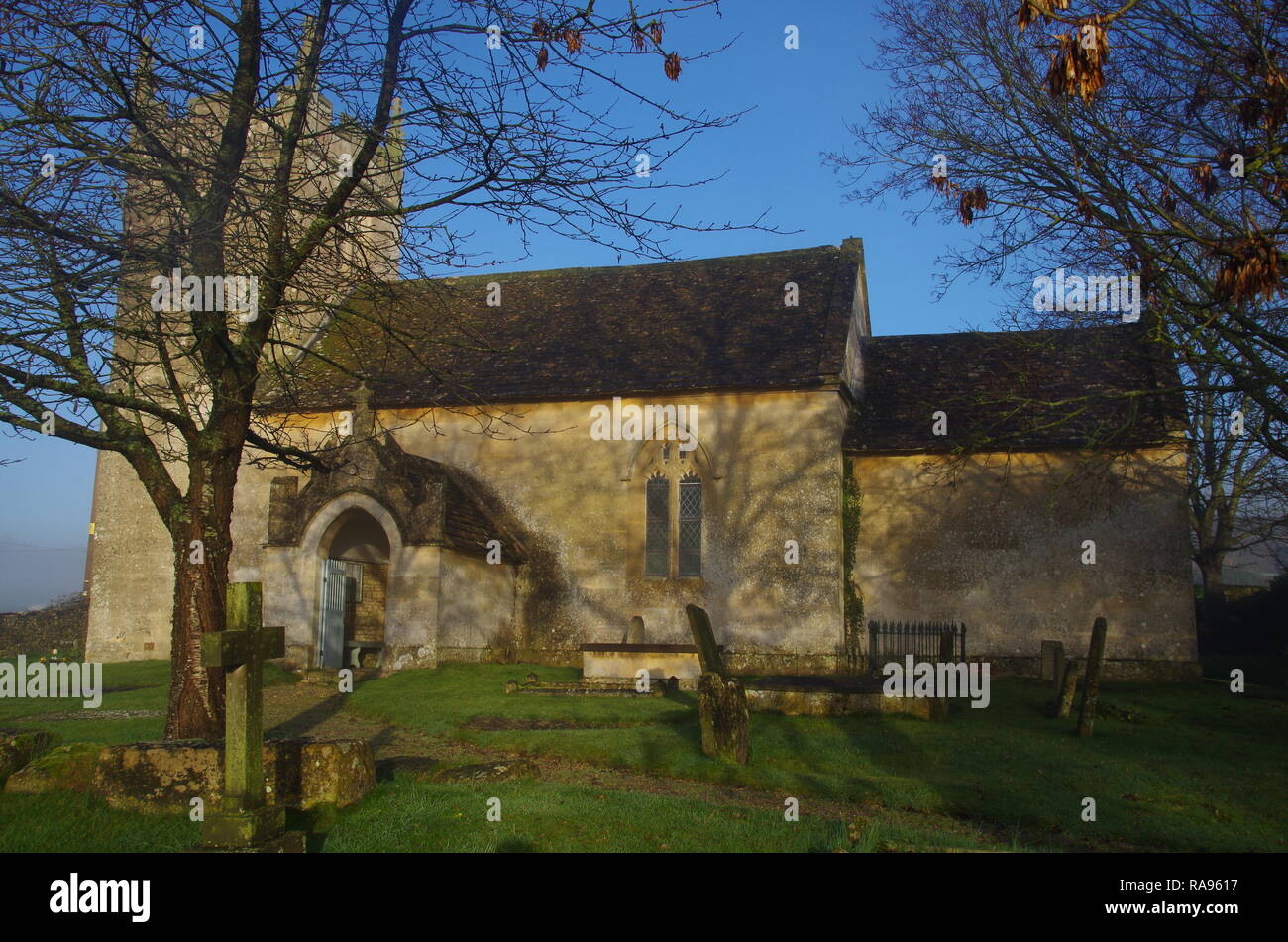 La chiesa di San Nicola. Slaughterford. La Macmillan modo. A lunga distanza trail. Wiltshire. In Inghilterra. Regno Unito Foto Stock