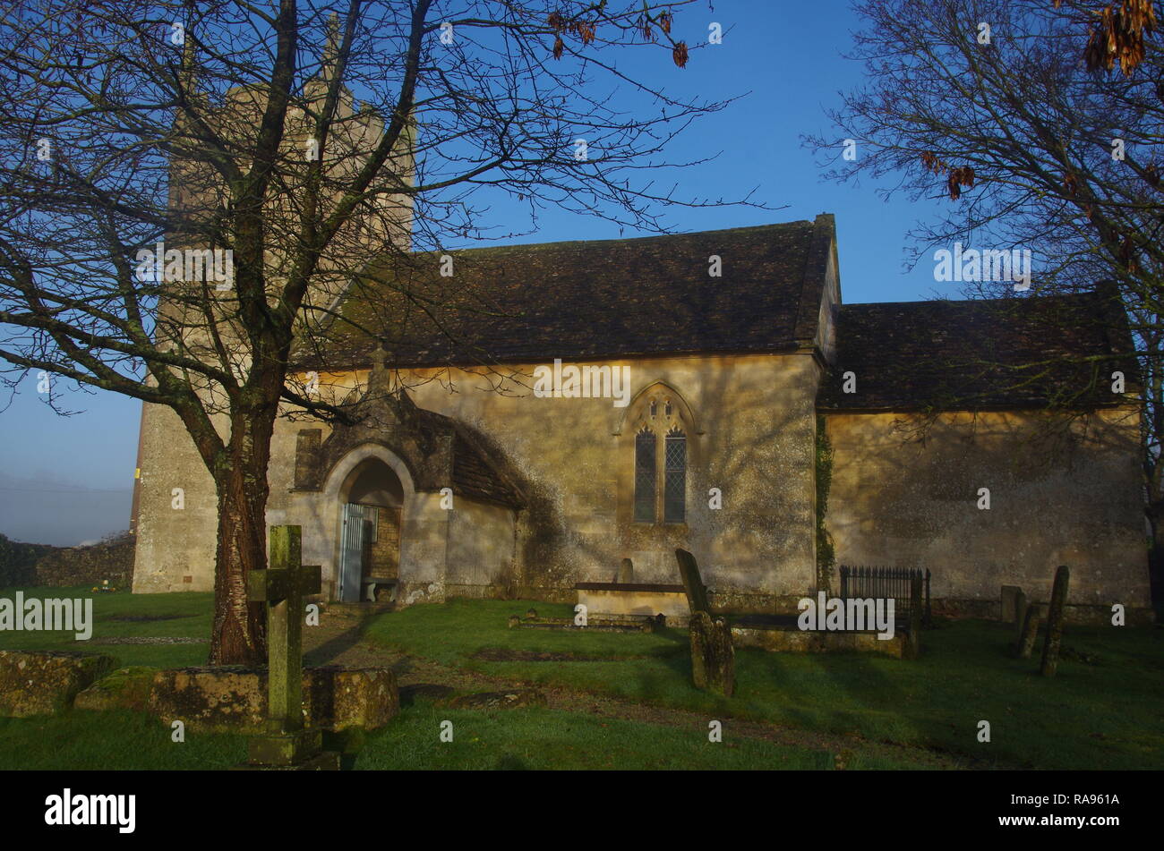 La chiesa di San Nicola. Slaughterford. La Macmillan modo. A lunga distanza trail. Wiltshire. In Inghilterra. Regno Unito Foto Stock