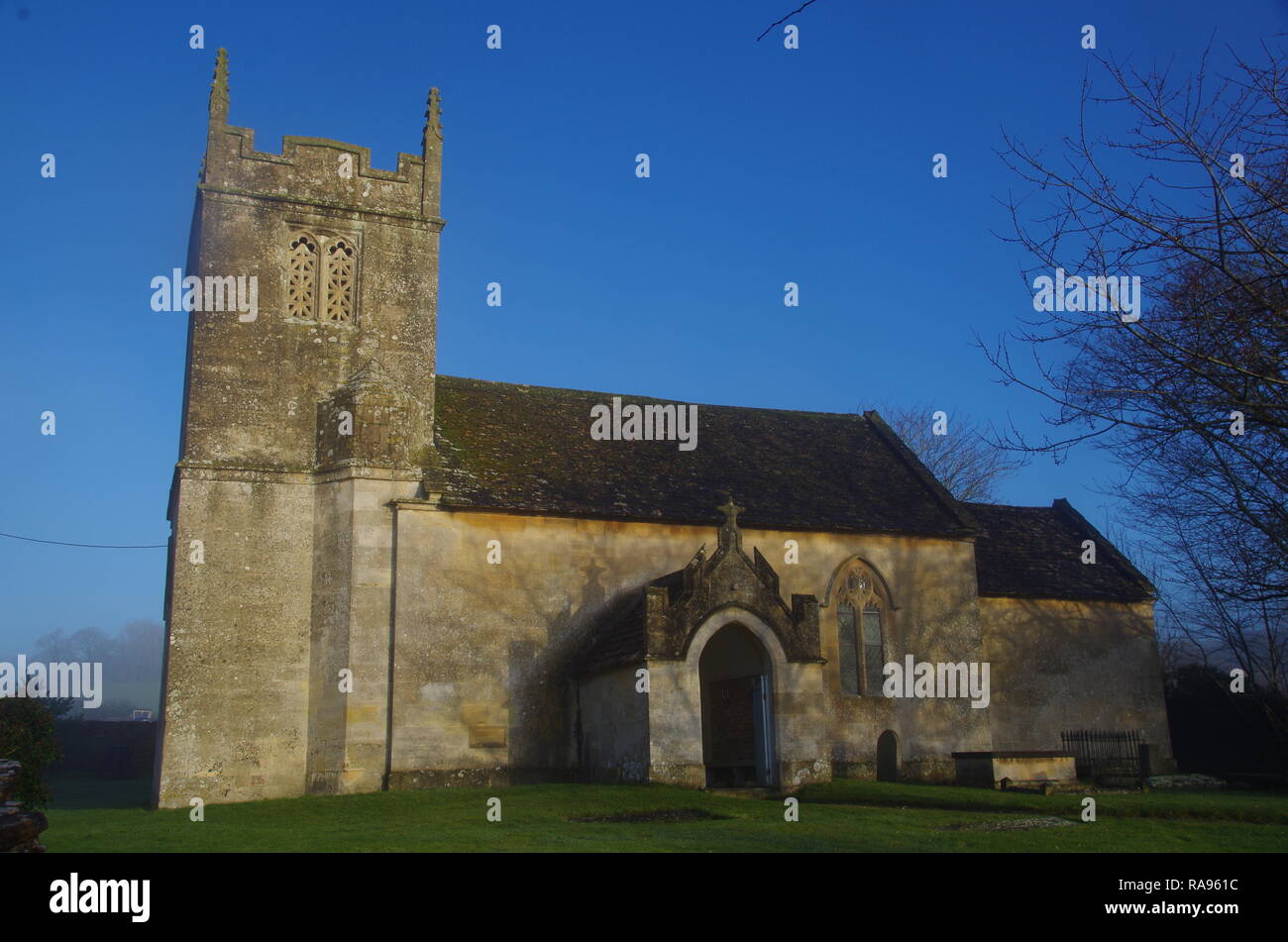 La chiesa di San Nicola. Slaughterford. La Macmillan modo. A lunga distanza trail. Wiltshire. In Inghilterra. Regno Unito Foto Stock