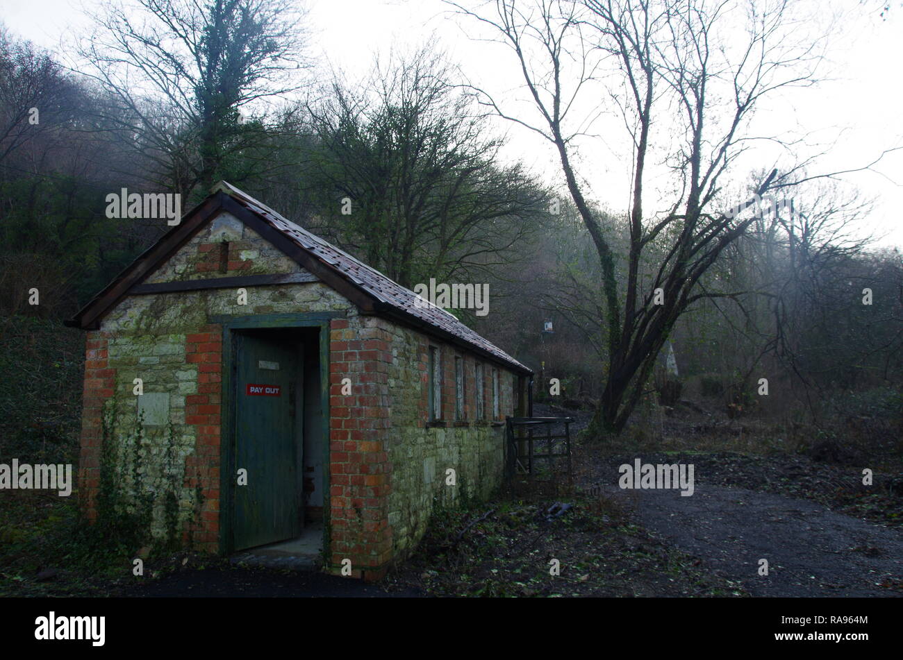 Abbandonate i servizi igienici pubblici. Slaughterford. La Macmillan modo. A lunga distanza trail. Wiltshire. In Inghilterra. Regno Unito Foto Stock