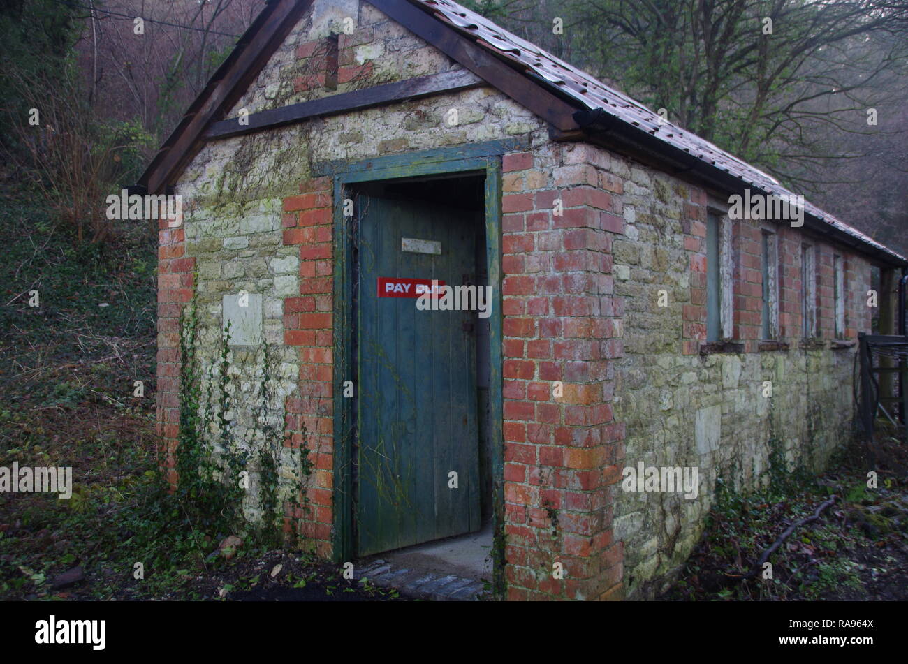 Abbandonate i servizi igienici pubblici. Slaughterford. La Macmillan modo. A lunga distanza trail. Wiltshire. In Inghilterra. Regno Unito Foto Stock