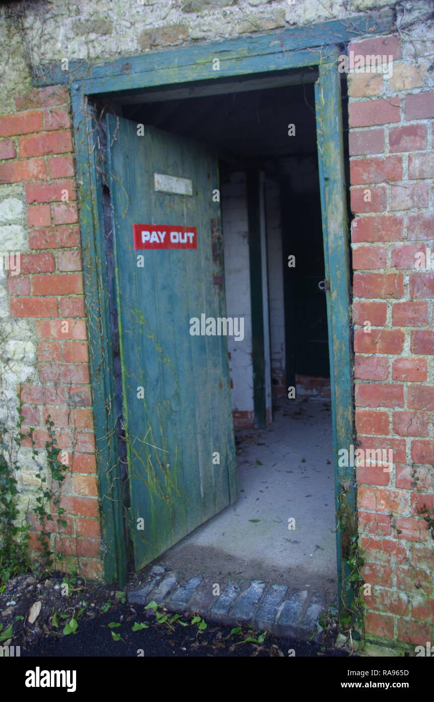 Abbandonate i servizi igienici pubblici. Slaughterford. La Macmillan modo. A lunga distanza trail. Wiltshire. In Inghilterra. Regno Unito Foto Stock