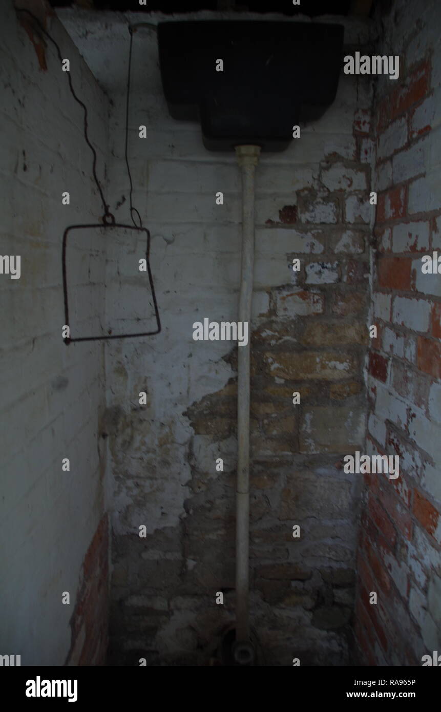 Abbandonate i servizi igienici pubblici. Slaughterford. La Macmillan modo. A lunga distanza trail. Wiltshire. In Inghilterra. Regno Unito Foto Stock