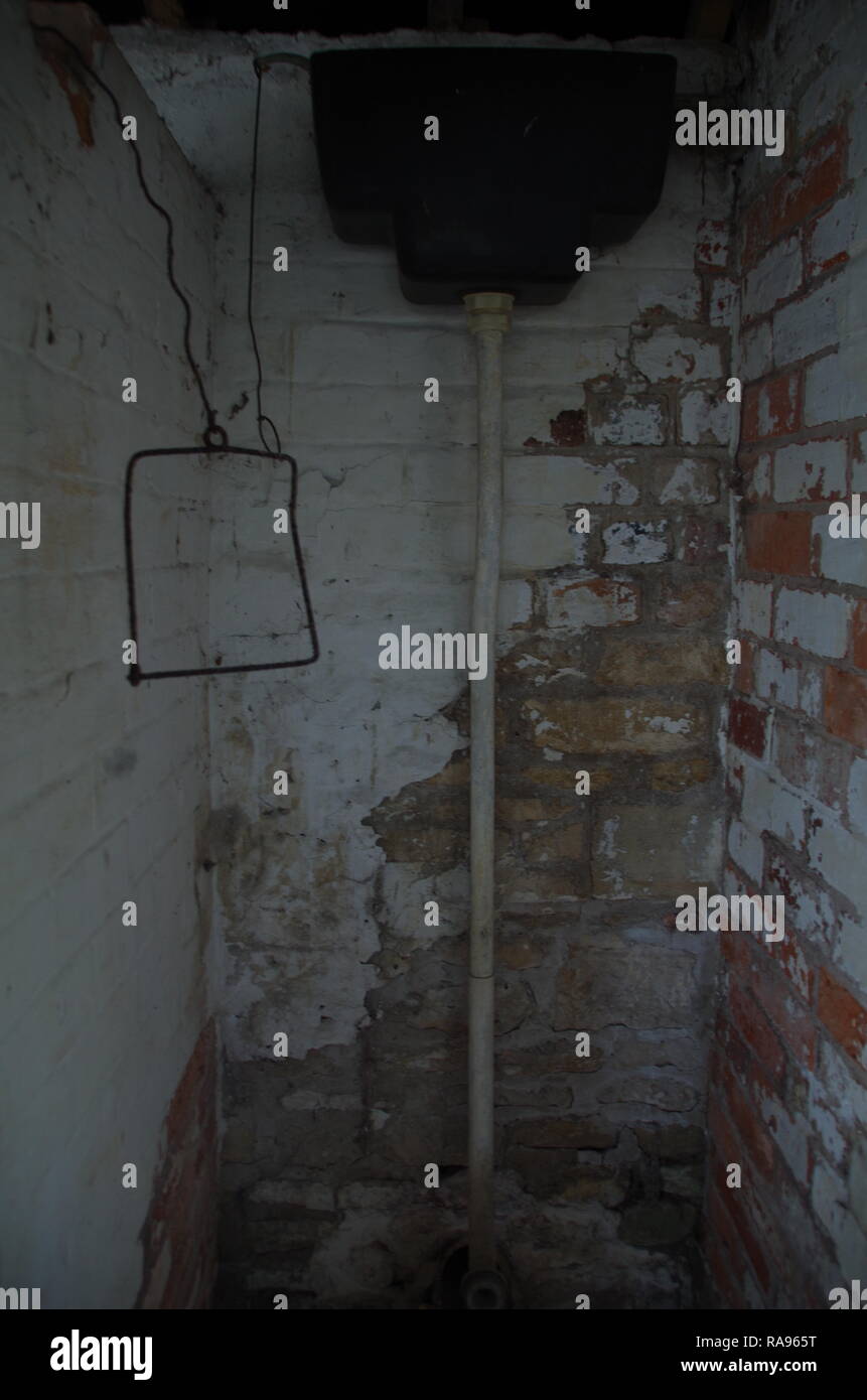 Abbandonate i servizi igienici pubblici. Slaughterford. La Macmillan modo. A lunga distanza trail. Wiltshire. In Inghilterra. Regno Unito Foto Stock