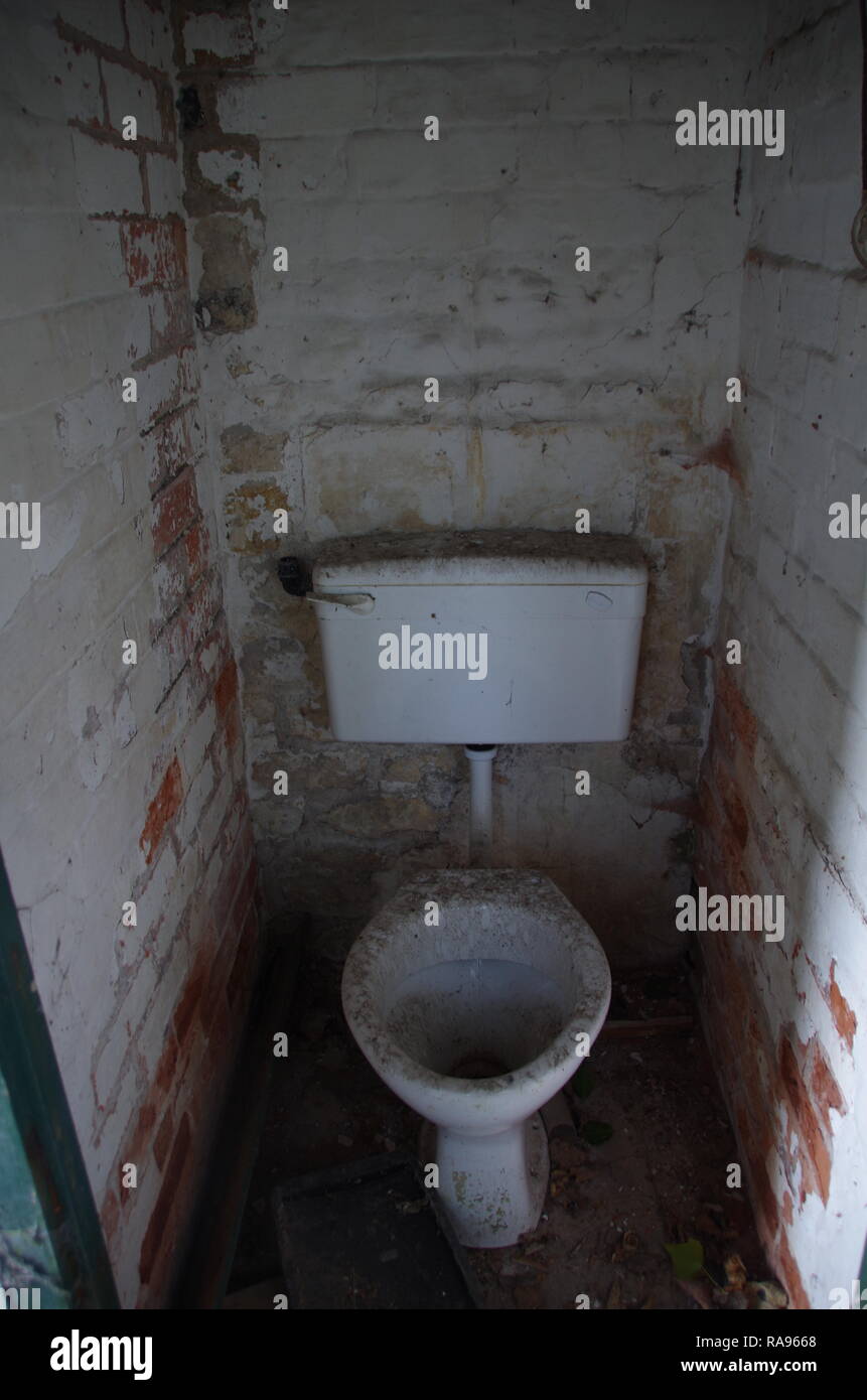 Abbandonate i servizi igienici pubblici. Slaughterford. La Macmillan modo. A lunga distanza trail. Wiltshire. In Inghilterra. Regno Unito Foto Stock