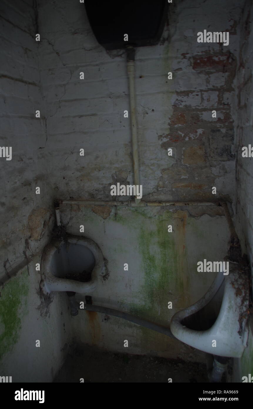 Abbandonate i servizi igienici pubblici. Slaughterford. La Macmillan modo. A lunga distanza trail. Wiltshire. In Inghilterra. Regno Unito Foto Stock