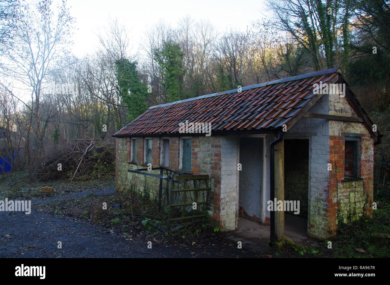 Abbandonate i servizi igienici pubblici. Slaughterford. La Macmillan modo. A lunga distanza trail. Wiltshire. In Inghilterra. Regno Unito Foto Stock