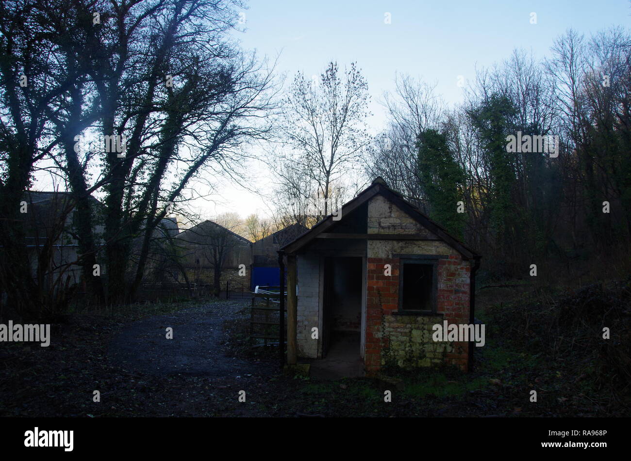 Abbandonate i servizi igienici pubblici. Slaughterford. La Macmillan modo. A lunga distanza trail. Wiltshire. In Inghilterra. Regno Unito Foto Stock