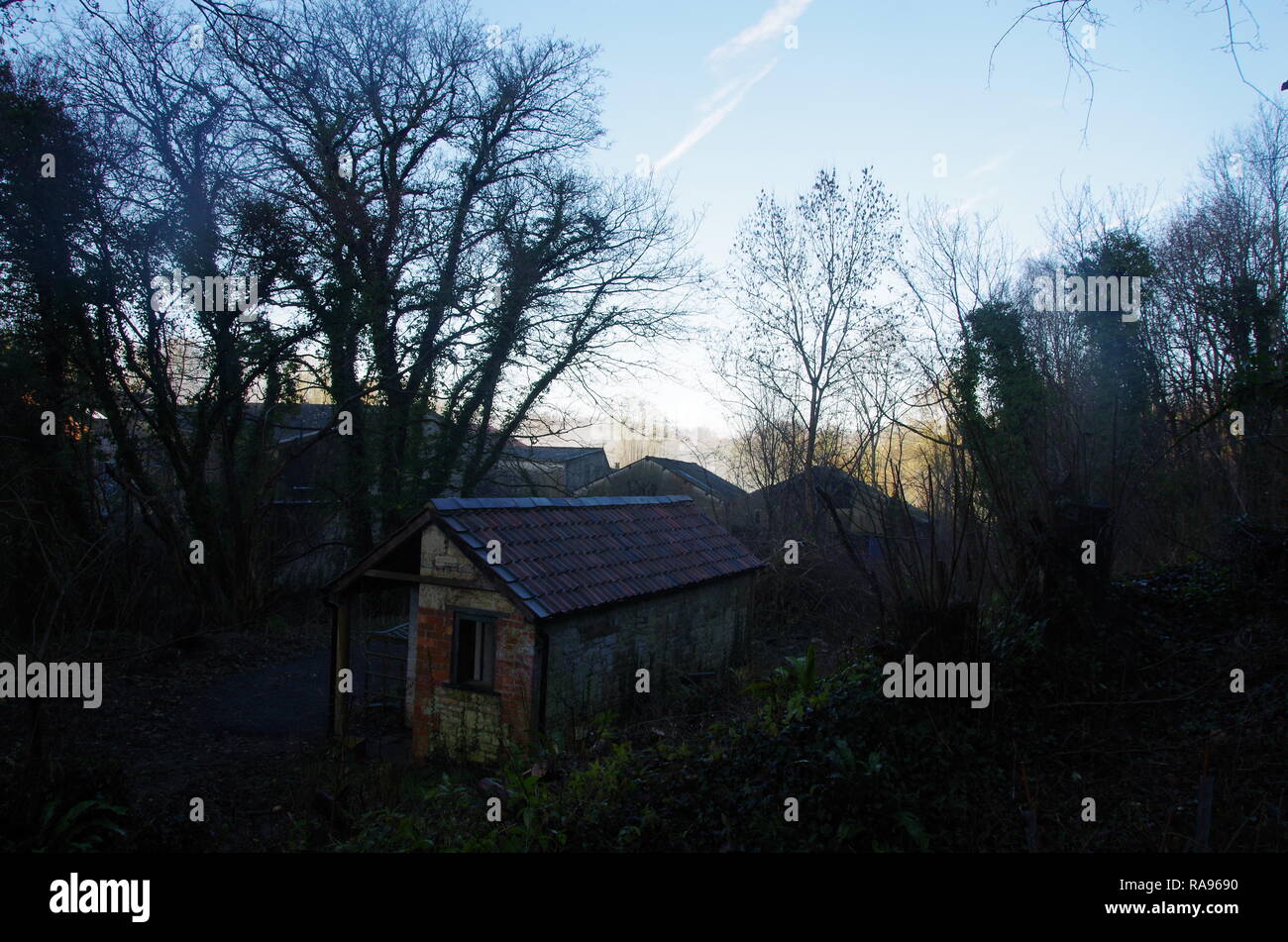 Abbandonate i servizi igienici pubblici. Slaughterford. La Macmillan modo. A lunga distanza trail. Wiltshire. In Inghilterra. Regno Unito Foto Stock
