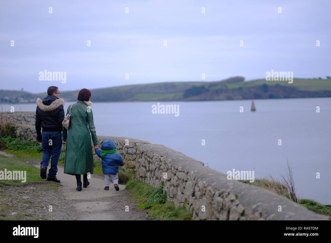 Una famiglia a piedi lungo un sentiero in Cornovaglia, UK. Foto Stock