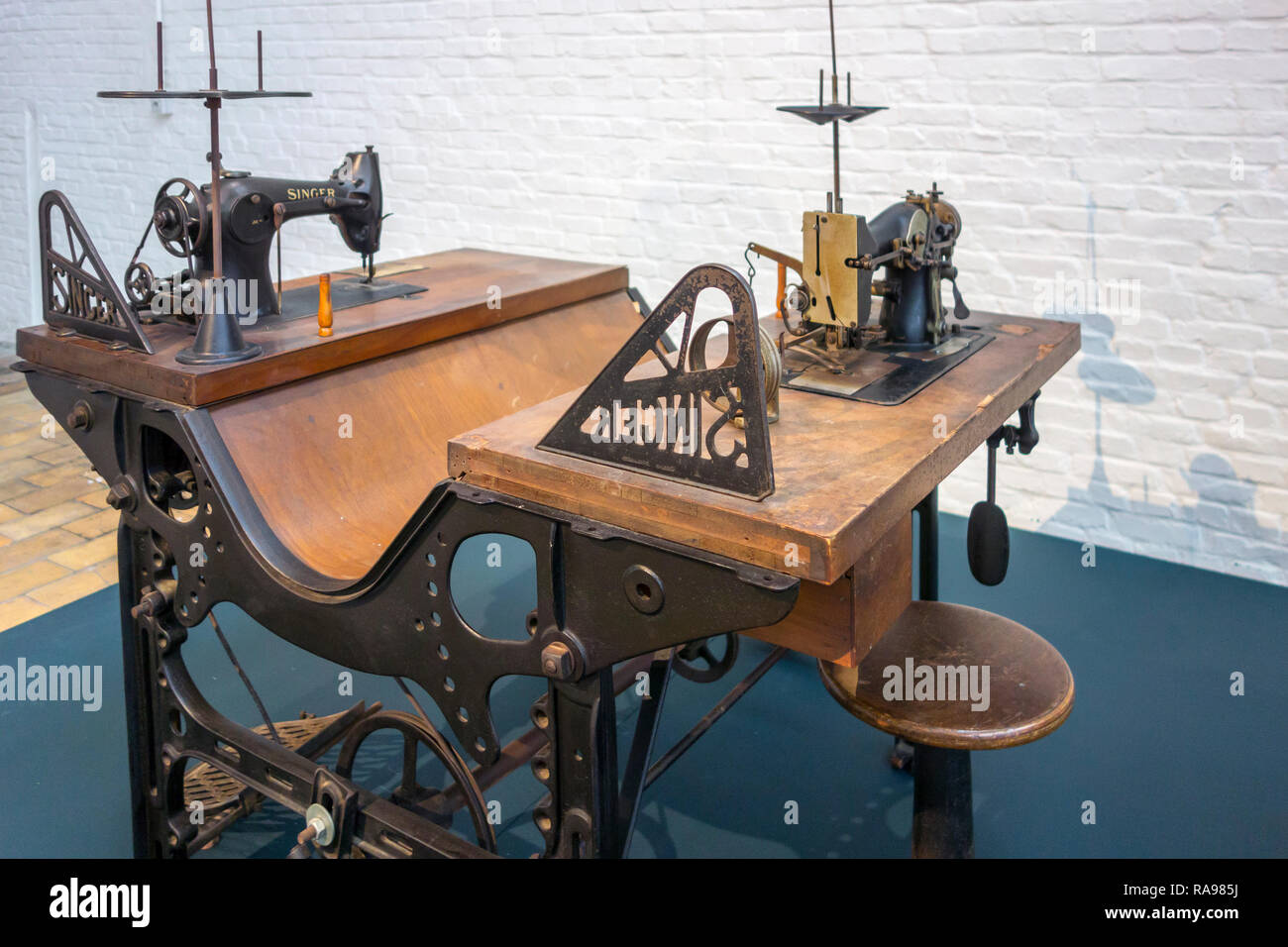 Xx secolo ricamo industriale tabella con due Singer macchine da cucire in fabbrica tessile a MIAT / Industriemuseum, Gand, Belgio Foto Stock