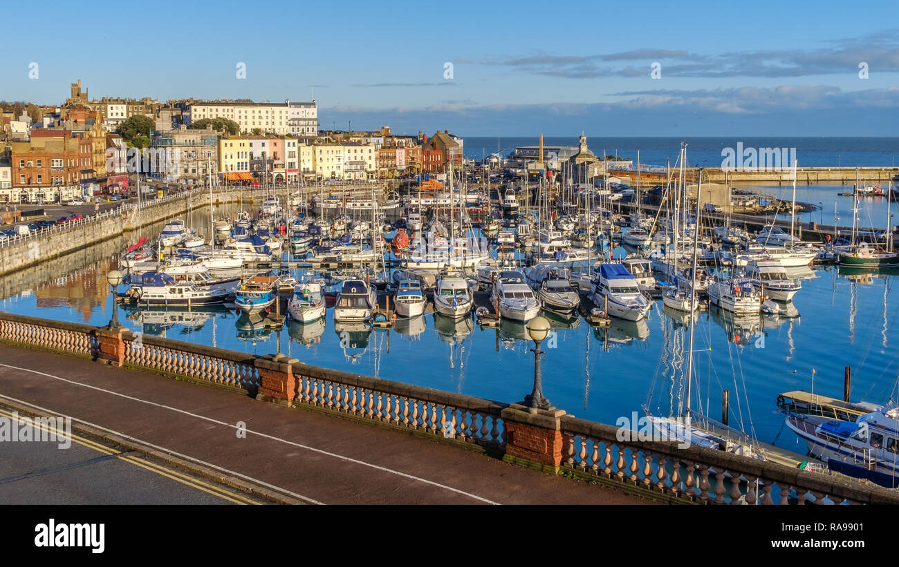 Il suggestivo e storico Royal Harbour di Ramsgate Kent, Regno Unito, piena di leaisure e barche da pesca di tutte le dimensioni e la facciata colorata del histo Foto Stock