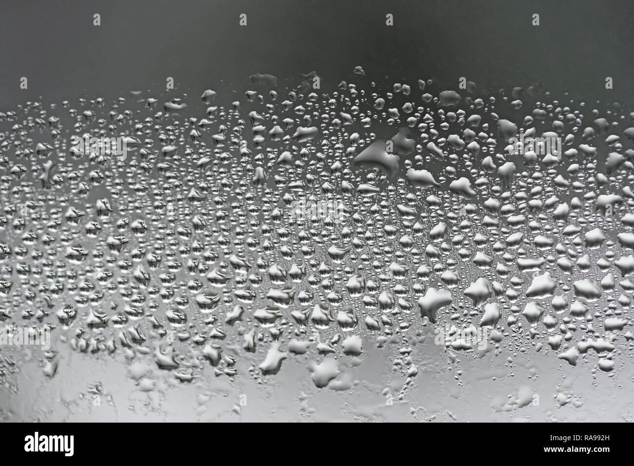 La formazione di condensa sul vetro closeup doppi vetri di gocce di acqua Foto Stock