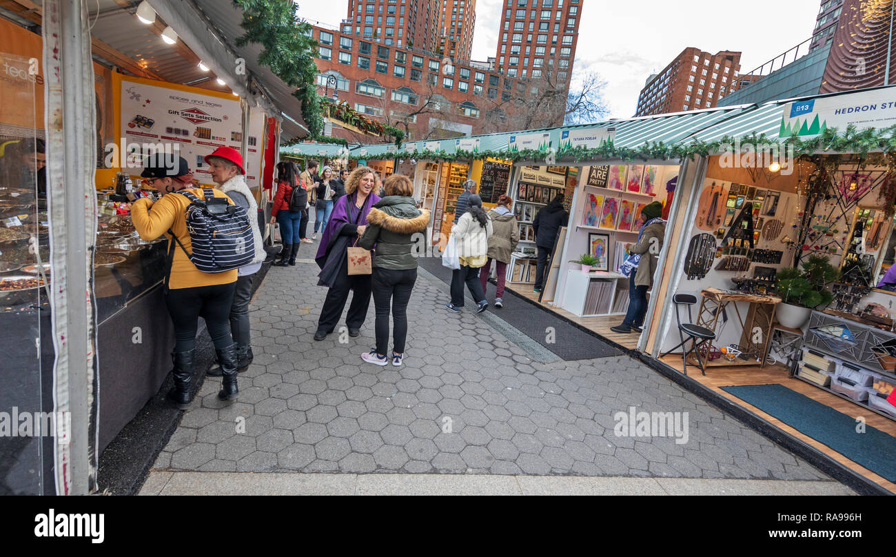 Gli acquirenti e i turisti ad esplorare l'Unione Piazza Mercato vacanze in Union Square di New York City. Foto Stock